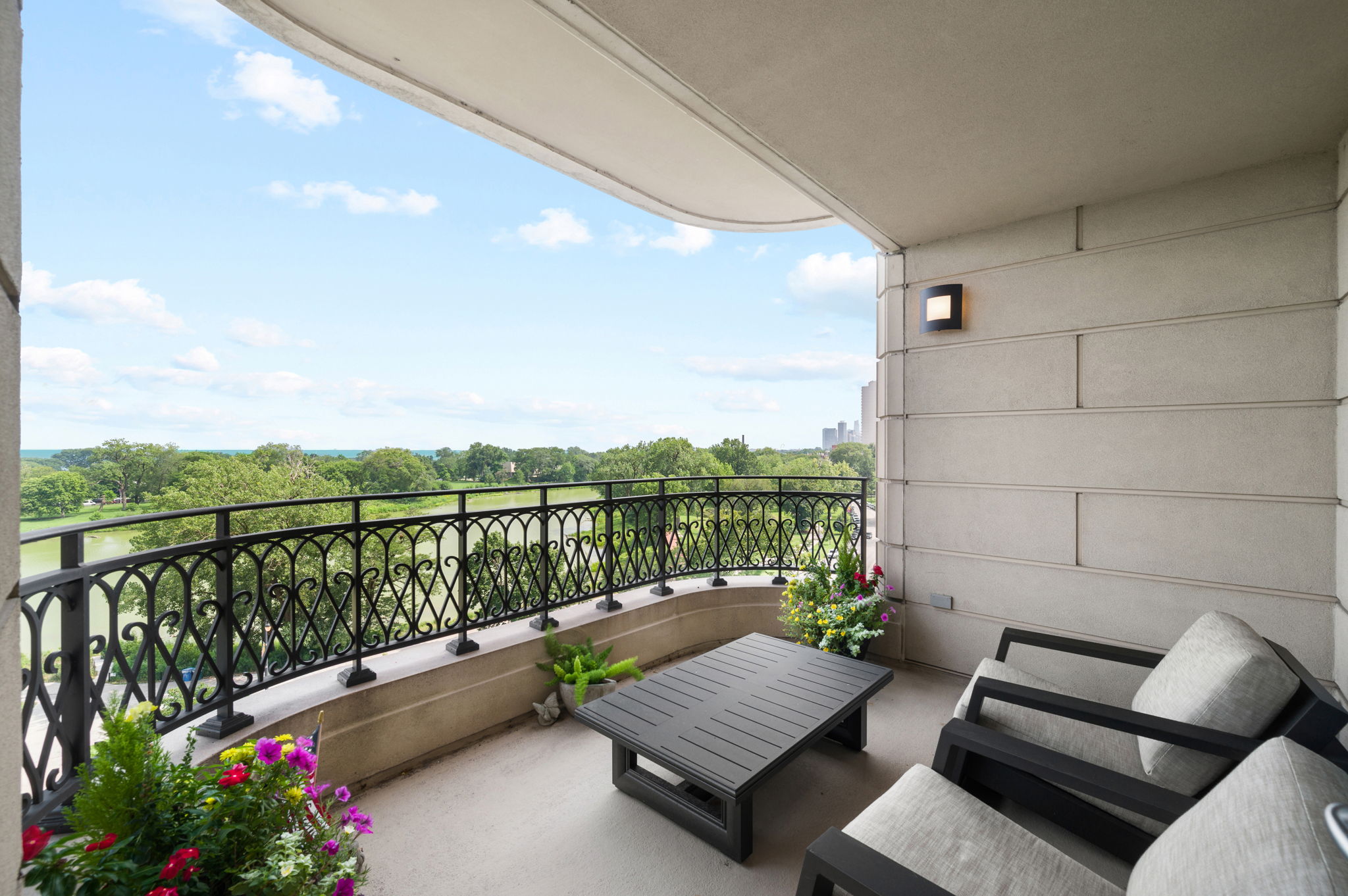 Pocket listings at 2550 N Lakeview Chicago 60614