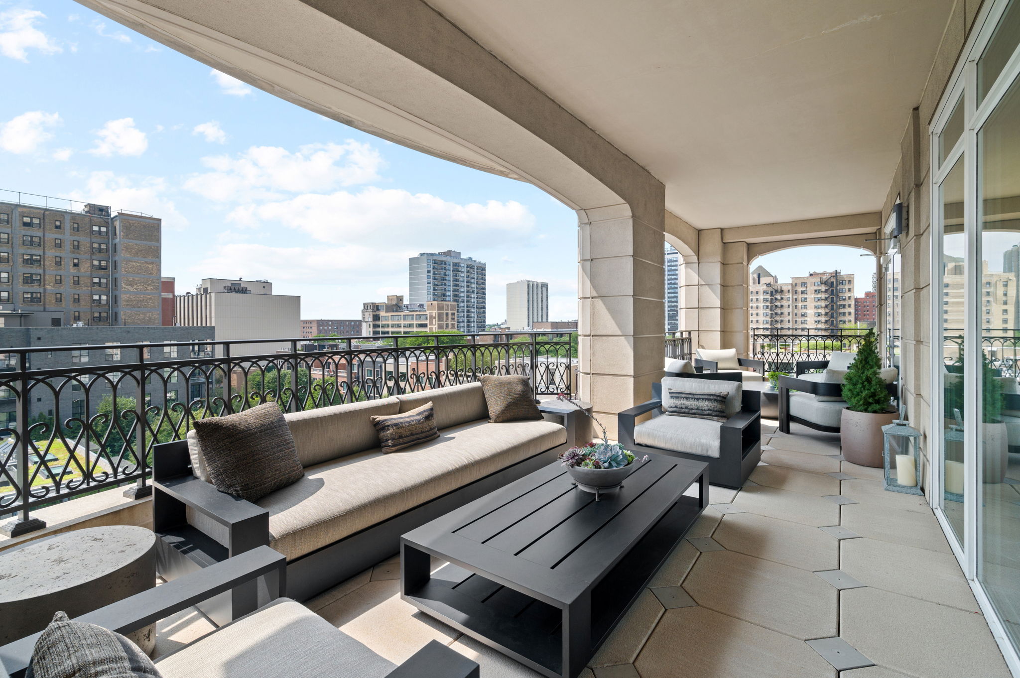 2550 N Lakeview Chicago three bedroom condos