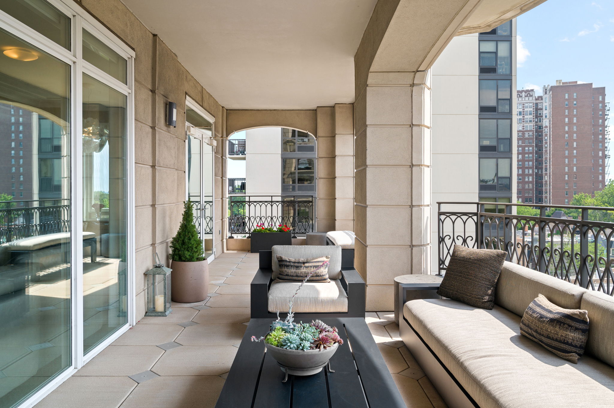 2550 N Lakeview Chicago one bedroom condos