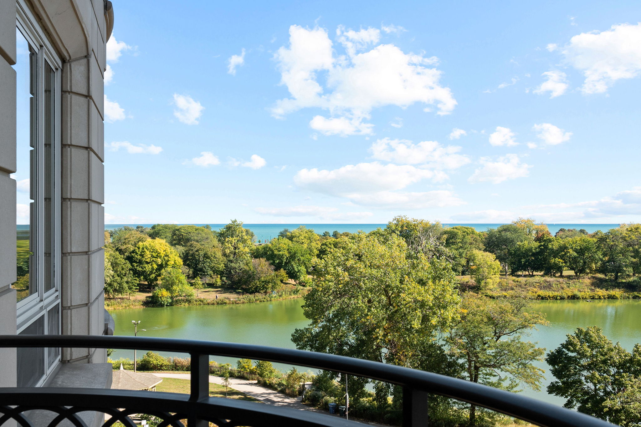 condos for sale 2550 N Lakeview