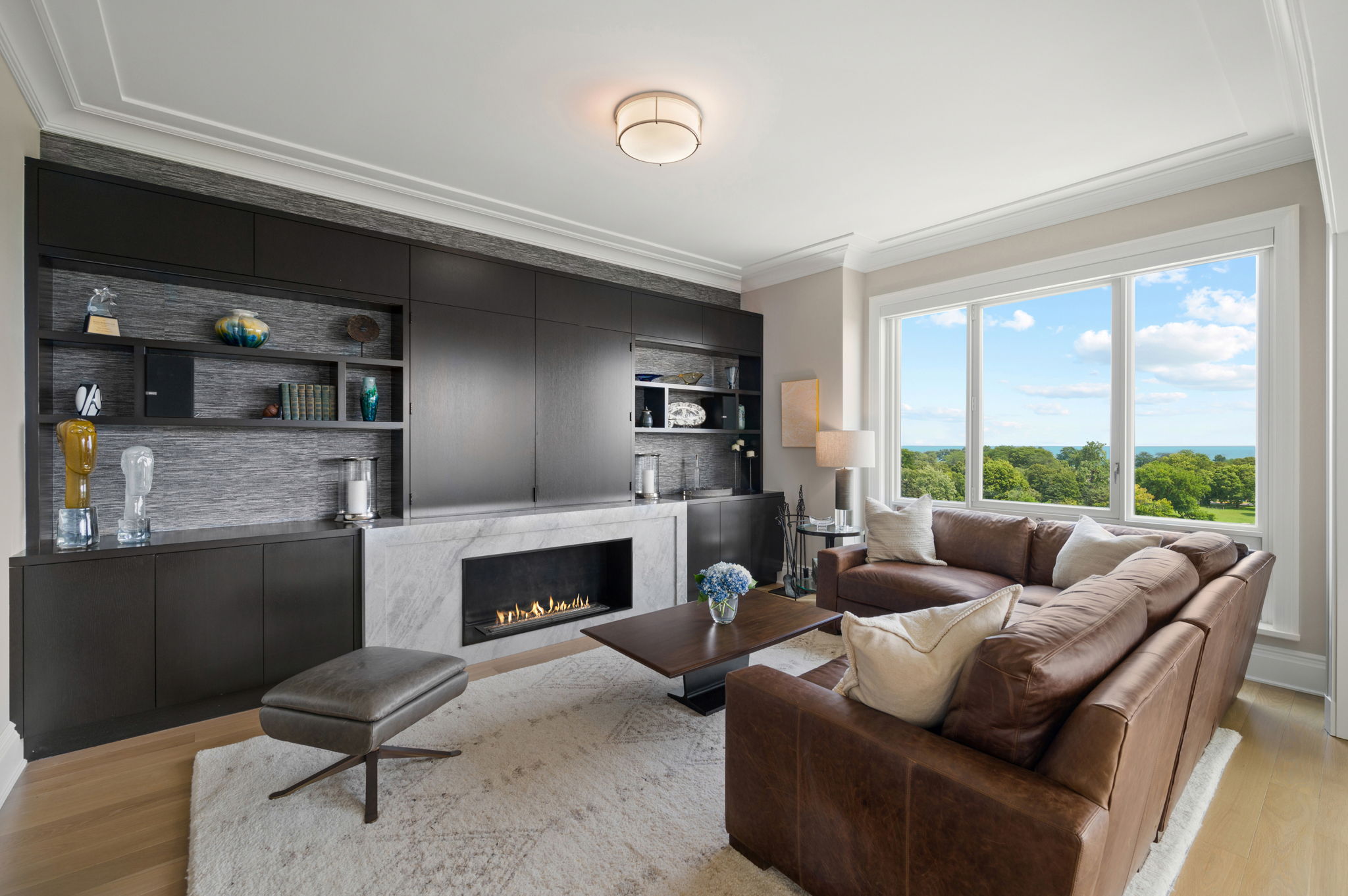 Lincoln Park 2550 Condos for sale